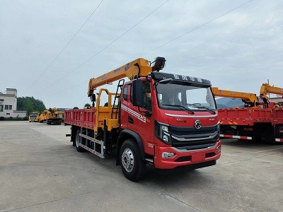 帕菲特8噸四節(jié)臂華神DV3排半短軸距隨車(chē)吊