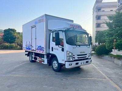 慶鈴五十鈴KV100藍(lán)牌冷藏車(chē)