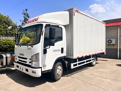 慶鈴五十鈴KV100藍(lán)牌箱式車(chē)